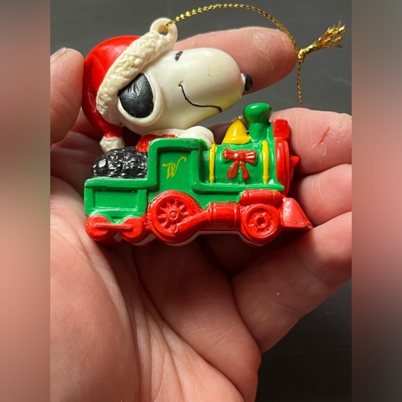 Snoopy Christmas tree ornament. Doghouse train. Adorable - Picture 5 of 7